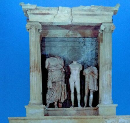 Το μεγάλο μοναδικό επιτύμβιο μνημείο της Καλλιθέας.- Απο την Αρχαιολογο  Σοφία Δημητριαδου Κοκκίνου