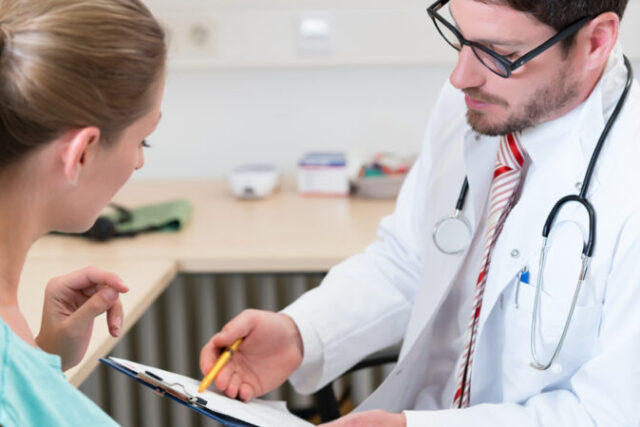 Τσεκαπ: ποιες εξετάσεις πρέπει να κάνουμε στα 20, τα 40 και μετά τα 60;