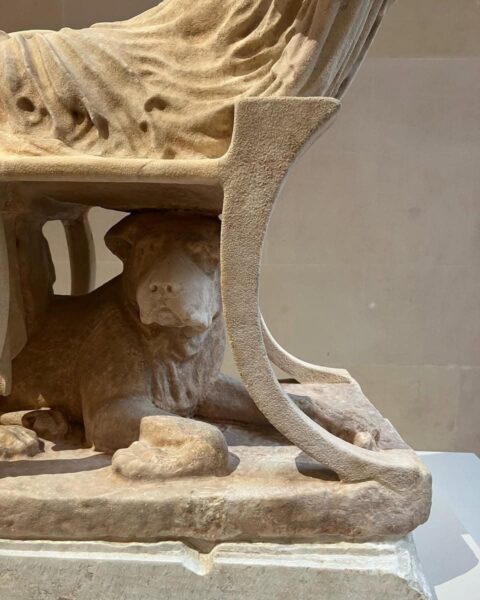 ΔΙΑΣΗΜΟ  ΑΓΑΛΜΑ  ΓΥΝΑΙΚΟΣ  ΚΑΘΗΜΕΝΗΣ  ΣΕ  ΔΙΦΡΑΚΑ – Απο  την Μιράντα Σκηνίτη