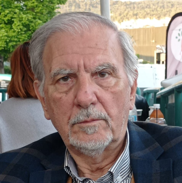 Δημήτρης Τσινικόπουλος ΄΄  Μπορώ να βλέπω τοπία ολόκληρα, συνθέσεις, ανθρώπους, αλλά και να εστιάζω σε λεπτομέρειες: σε ένα άνθος, ένα φυλλαράκι, ή στην αποτύπωση κάποιων συναισθημάτων.    ΄΄ Συνέντευξη : στην Λιλικα Αρνακη
