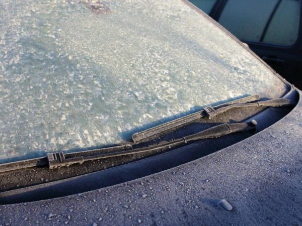 Το κόλπο που λιώνει τον πάγο στο παρμπρίζ -Δεν κοστίζει, τι πρέπει να κάνεις