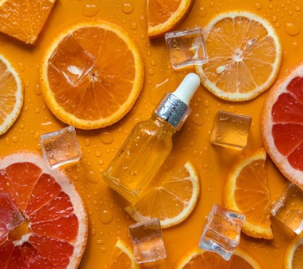 Βιταμίνη C: Αυτοί οι 5 οροί θα χαρίσουν στην επιδερμίδα σου τη λάμψη που της αξίζει