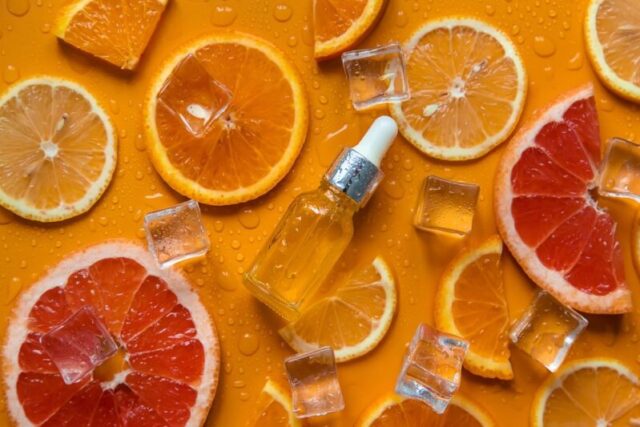 Βιταμίνη C: Αυτοί οι 5 οροί θα χαρίσουν στην επιδερμίδα σου τη λάμψη που της αξίζει