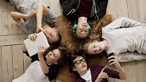 Πώς να «ξεκολλήσετε» έναν έφηβο από την οθόνη του κινητού του – Τρία… σωτήρια tips