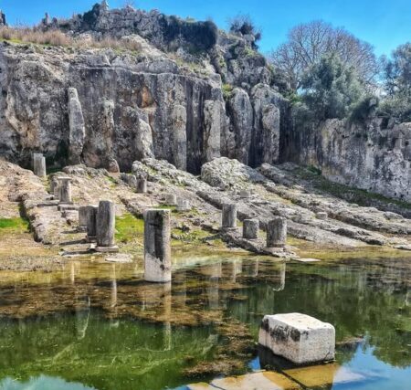 Το αρχαίο  ν ε ώ ρ ι ο  του λιμένος των  Ο ι ν ι α δ ώ ν , σημερινό Μεσολόγγι  – Απο την  Μιράντα Σκηνίτη