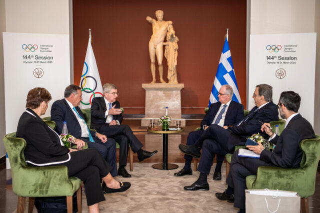 Μετέτρεψαν σε καφενείο τον χώρο μπροστά από τον Ερμή του Πραξιτέλη για να προβάλουν τον Τασούλα και τους “αθάνατους” της ΔΟΑ