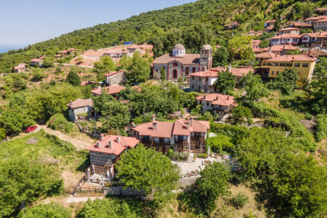 Παλαιός Παντελεήμονας: Το χωριό μπαλκόνι του Ολύμπου στο Αιγαίο