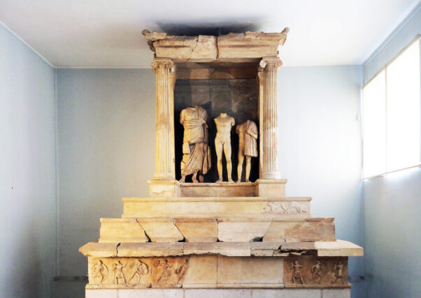 Αρχαιολογικό Μουσείο Πειραιά  –  Το εντυπωσιακό Ταφικό μνημείο της Καλλιθέας – Απο τον Φιλιππο Καρακωστα 