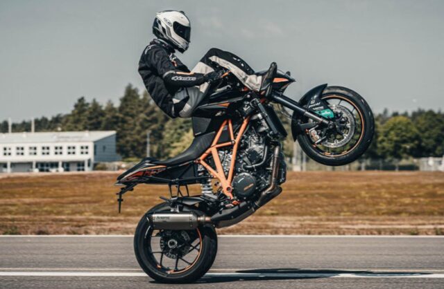 Nέο ρεκόρ ταχύτητας Guinness για σούζα με τα πόδια πάνω από το τιμόνι