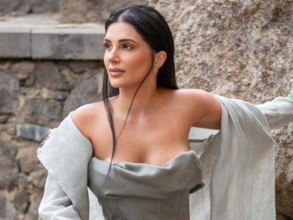 «Μάνα μου»: Με την υπογραφή των Κυριάκου Παπαδόπουλου – Ηλία Φιλίππου το νέο τραγούδι της Sarina Cross