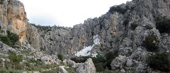 Το άγνωστο σπήλαιο στην Καραθώνα