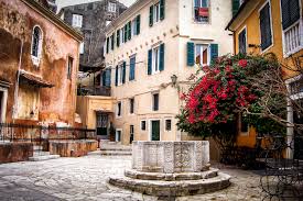 Το βενετσιάνικο πηγάδι στην πλατεία Κρεμαστής στην Κερκυρα