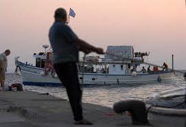 Οι αλιείς εκπέμπουν SOS: Δεμένα στα λιμάνια τα αλιευτικά σκάφη εξαιτίας έλλειψης πληρωμάτων
