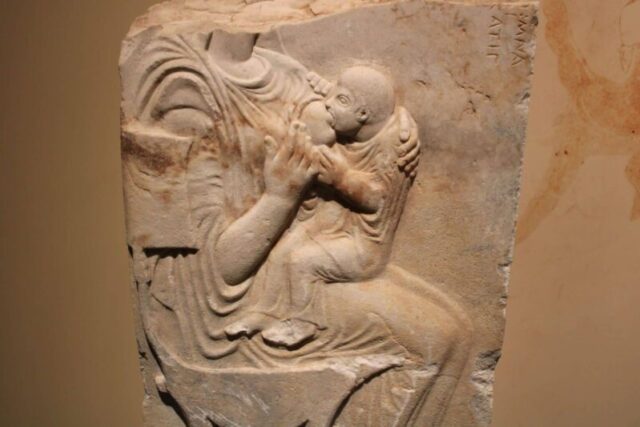Επιτύμβια στήλη «θηλάζουσας»: Ένας σπάνιος εικονογραφικός τύπος στο Διαχρονικό Μουσείο Λάρισας