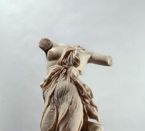 Η  ΠΟΙΗΤΡΙΑ  ΠΡΑΞΙΛΛΑ της  ΣΙΚΥΩΝΑΣ  απαγγέλλει  «ΧΟΡΕΥΟΝΤΑΣ» -Απο την Μιράντα Σκηνίτη