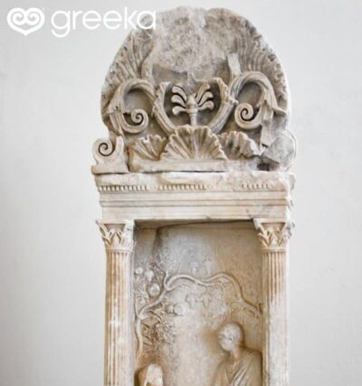 Η   ε π ι τ ύ μ β ι α   σ τ ή λ η  της Μυκόνου – Απο την Μιράντα Σκηνίτη