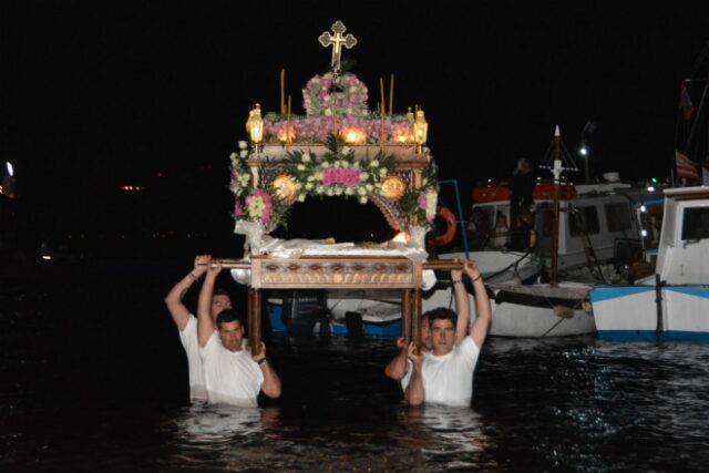 Η Περιφορά του Επιταφίου: Από τη Βυζαντινή Κατάνυξη στη Σύγχρονη Παράδοση Ένα από τα πιο βαθιά βιωματικά έθιμα της Ορθόδοξης Μεγάλης Εβδομάδας, που συνδέει το Θείο Πάθος με τη συλλογική μνήμη – Απο τον Στελιο  Ταντουρη
