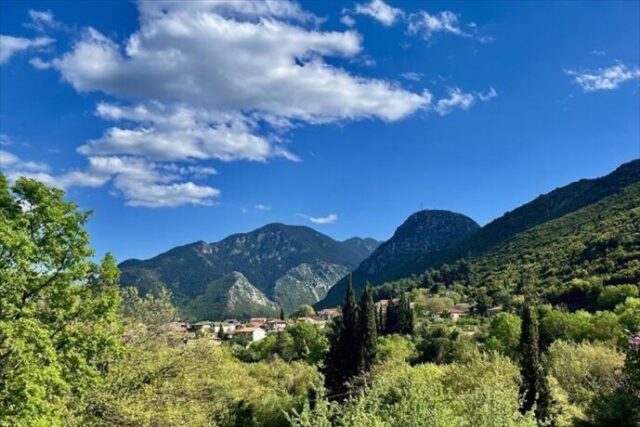 Καστέλλια Φωκίδας: Το χωριό-πίνακας ζωγραφικής που ανθίζει την Άνοιξη