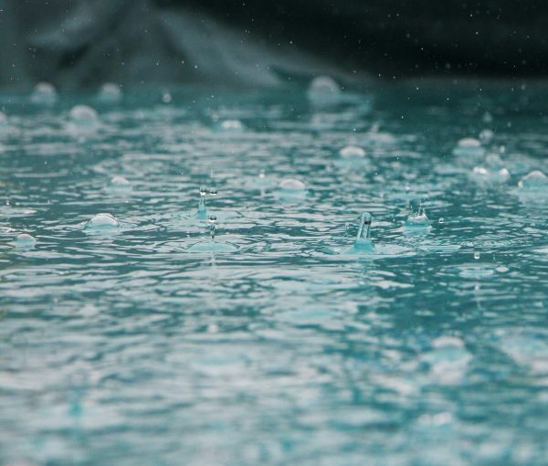 Από την όξινη βροχή στη «βροχή» μικροπλαστικών και χημικών: Ένα νέο περιβαλλοντικό ζήτημα