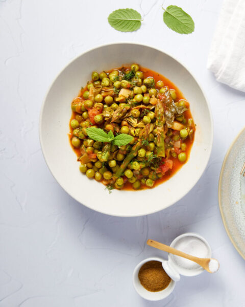 Αρακάς με αμπελόφυλλα και σπαράγγια