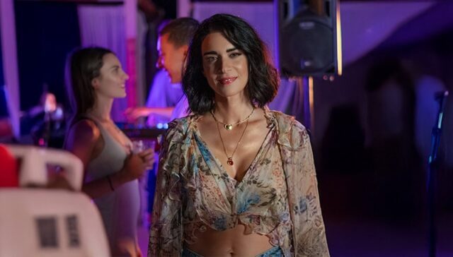 Στέφανη Κρασσά: Εντυπωσιάζει το νέο της τραγούδι με τίτλο «Πιο πολύ»