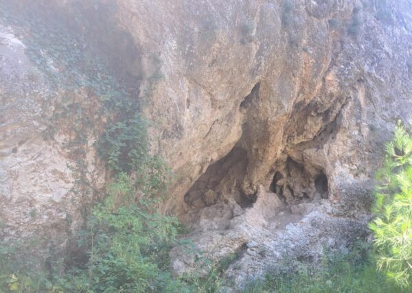 Περιηγήσεις : «Το Νυμφαίο του Απόλλωνα στα σπλάγχνα του Μαύρου Βράχου» Απο τον Τριανταφυλλο Αθανασουλια