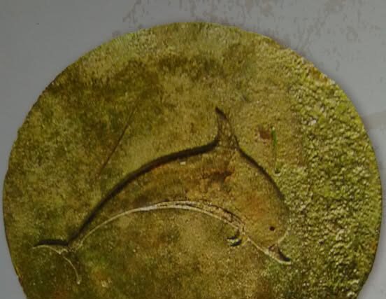 Ο ΔΙΣΚΟΣ ΜΕ ΤΟ ΔΕΛΦΙΝΙ – Απο την Αρχαιολογο  Σοφία Δημητριαδου Κοκκίνου