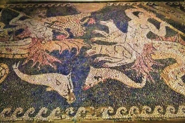 ΤΡΙΤΩΝΑΣ ΚΑΙ ΣΚΥΛΛΑ – Απο την Αρχαιολογο  Σοφία Δημητριαδου Κοκκίνου