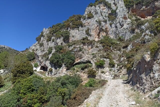 Περιηγήσεις : Σπηλαιοεκκλησία Παναγία Φαρμακά –  Απο τον  Γιάννη  Φαρσαράκη