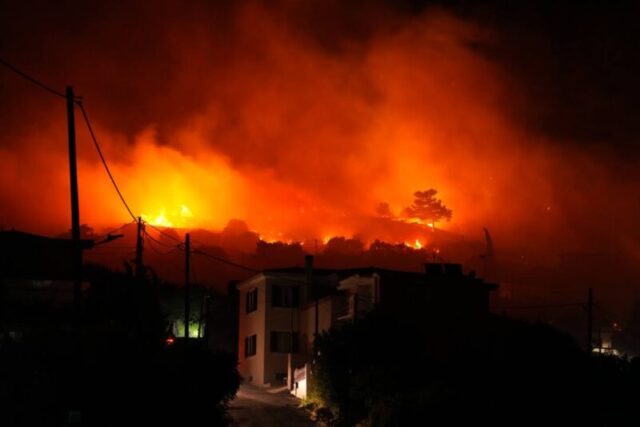 …ΣΤΗ ΧΙΟ, ΟΙ ΦΛΟΓΕΣ ΕΦΘΑΣΑΝ ΚΑΙ ΣΤΑ ΜΑΣΤΙΧΟΧΩΡΙΑ.  …Γράφει ο Πάνος Καλουδάς.
