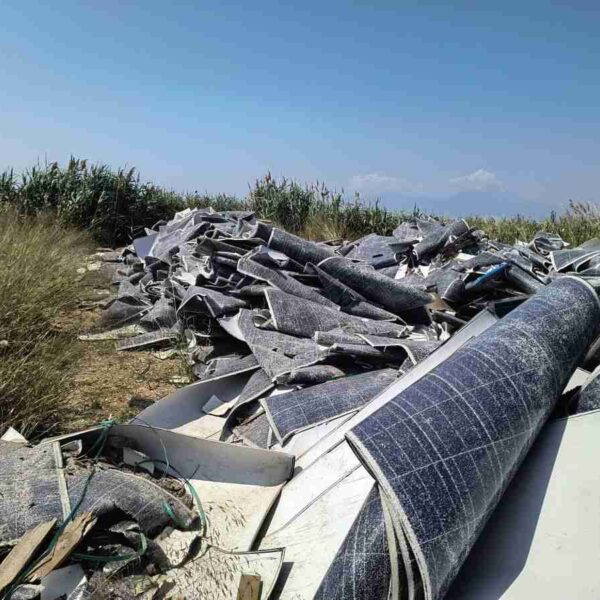 Τόνοι φωτοβολταϊκών πετάχτηκαν σε ρέμα και στον υγροβιότοπο Κορινού!!  Το πρόβλημα ξεκίνησε, ποιος θα δώσει τη λύση;