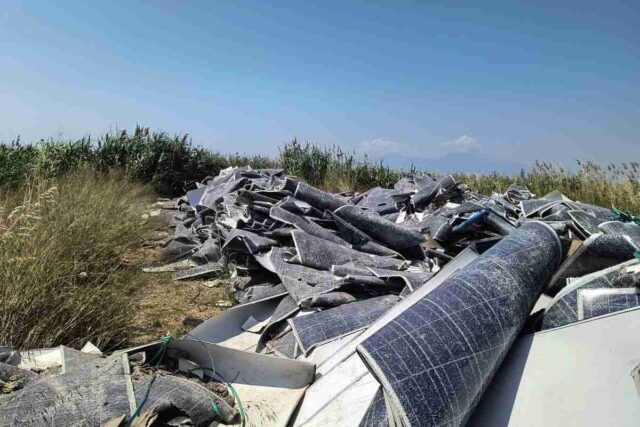 Τόνοι φωτοβολταϊκών πετάχτηκαν σε ρέμα και στον υγροβιότοπο Κορινού!!  Το πρόβλημα ξεκίνησε, ποιος θα δώσει τη λύση;