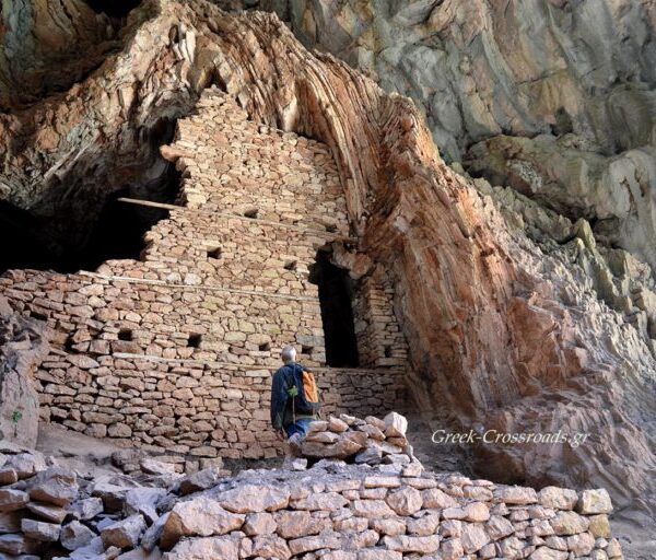 Η Μαύρη Σπηλιά  σε ένα από τα εντυπωσιακότερα φαράγγια της Ευρυτανίας