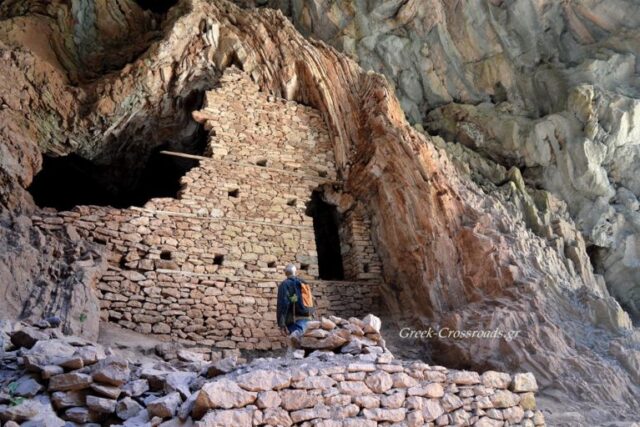 Η Μαύρη Σπηλιά  σε ένα από τα εντυπωσιακότερα φαράγγια της Ευρυτανίας