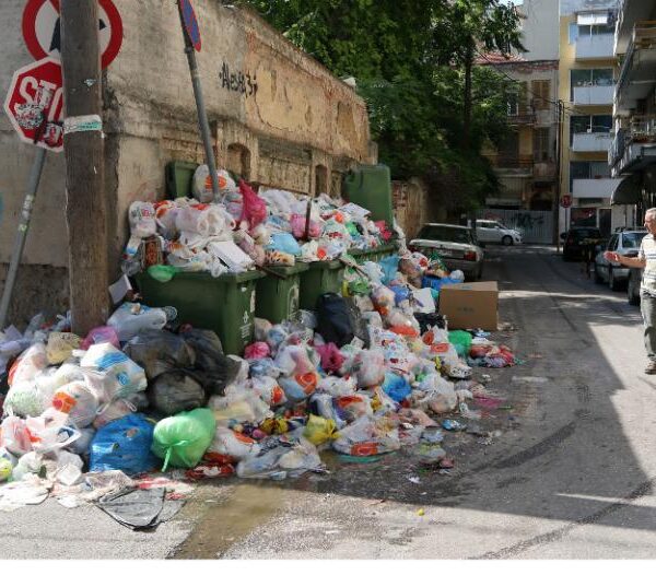 Πώς τα βακτηρίδια από τα σκουπίδια στο δρόμο μεταφέρονται στο σπίτι μας-Λοιμωξιολόγος απαντά