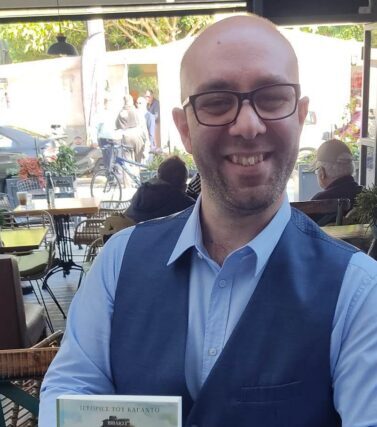 Συνέντευξη : Βασιλης Κρουσταλης : Υπάρχουν και εκείνοι που χτίζουν κόσμους … Απο την Βικη Σιωμοπουλου