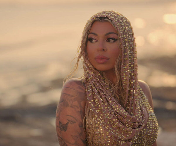 «Εμένα να κοιτάνε αυτά τα μάτια»: Κυκλοφόρησε η νέα επιτυχία της Johanna!