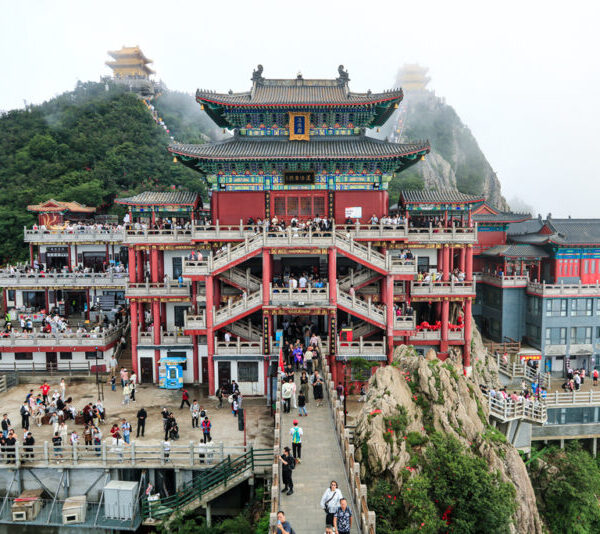 Το όρος Λαοτζούν στην αιχμή της καλοκαιρινής τουριστικής περιόδου στο Λουογιάνγκ   – Απο την  Yawen Wu