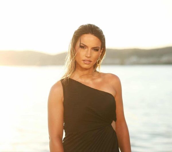 Έλενα Παναγιωτίδου: Μας παρασύρει με το νέο της τραγούδι «Θάλασσα και αεράκι»