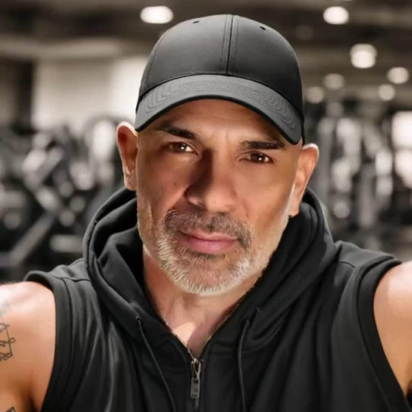 Συνεντευξη : Από τη Σαλαμίνα στην Αγγλία ο πολυτάλαντος καλλιτέχνης Σωτης Μικρος … Καλεσμένος της Βικης Σιωμοπουλου