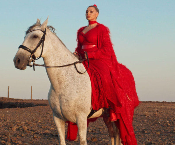 «Πήγα σε Μάγισσες»: Η  Johanna δίνει νέα πνοή στη μεγάλη επιτυχία του Χρήστου Νικολόπουλου