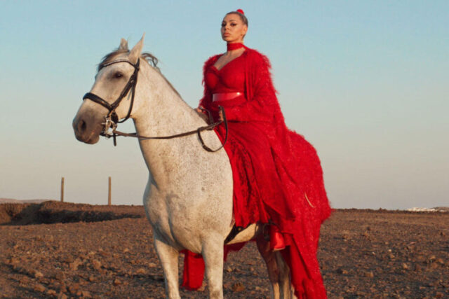 «Πήγα σε Μάγισσες»: Η  Johanna δίνει νέα πνοή στη μεγάλη επιτυχία του Χρήστου Νικολόπουλου