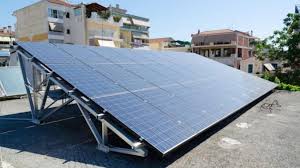 Το ΥΠΕΝ δίνει «πράσινο φως» για φωτοβολταϊκά σε πολυκατοικίες