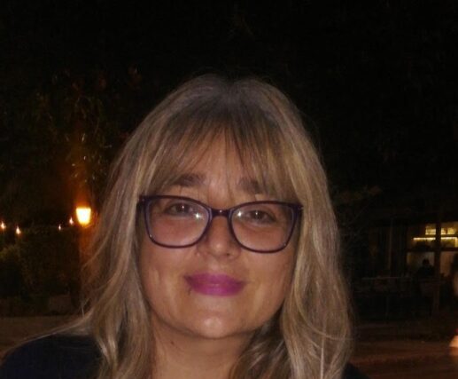 Χρυσουλα Φουφα ΄΄ Οι στίχοι είναι η δύναμη της ψυχής, το αποτύπωμα της προσωπικότητας, η φωτιά της κοινωνικής αλλαγής ΄΄ Απο την Βικη Σιωμοπουλου