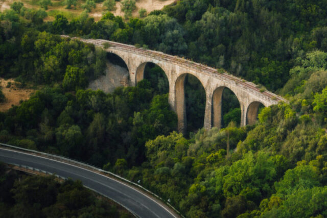 Οι εμβληματικές πέτρινες τοξωτές γέφυρες του σιδηροδρόμου στην Πελοπόννησο