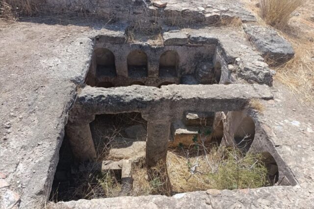 Περιηγήσεις :Ρωμαϊκός τάφος αρχαίας Ακραίας. Κάτω Γλυκόβρυση Λακωνίας.- Απο τον Γιάννης Φαρσαράκης 