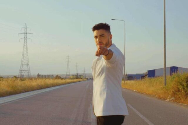 Κωνσταντίνος Γαλανός: Ενώνει Αθήνα-Θεσσαλονίκη για έναν έρωτα με το τραγούδι 504 χιλιόμετρα