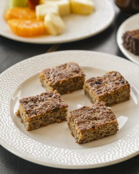 Μπάρες γκρανόλα με ταχίνι, μέλι, ξηρούς καρπούς και αποξηραμένα φρούτα