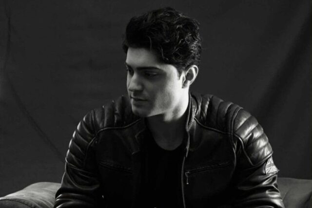 Θάνος Τσαλίκης: Εντυπωσιάζει το νέο του single με τίτλο «Χαρτάκι»