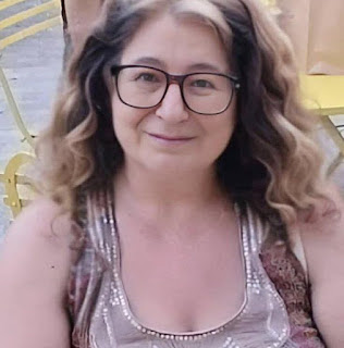 Ο  Γιώργος Πρατζίκος  παρουσιάζει την  συγγραφέα και ποιήτρια Φαίη Ρέμπελου